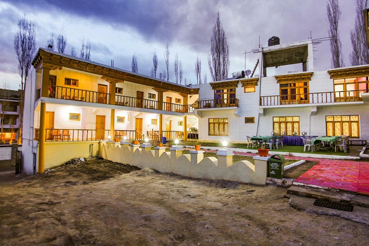 Oyo 37004 City Heart Guest House Лех Экстерьер фото