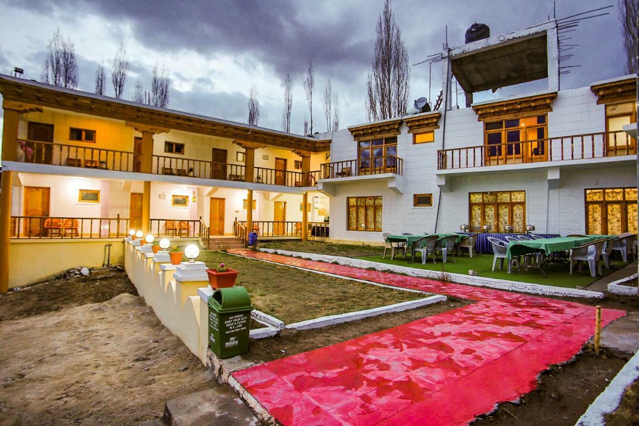 Oyo 37004 City Heart Guest House Лех Экстерьер фото